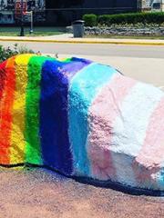 上面画着同性恋骄傲旗的接吻石.